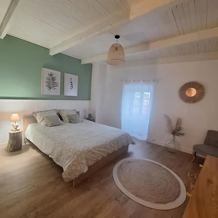 Сasa de vacaciones Maison En Pierre Avec Piscine Ribes